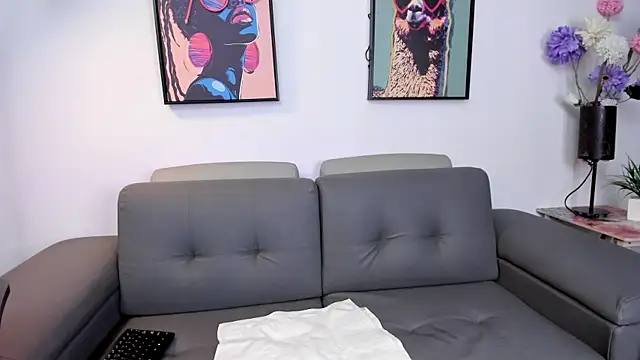 leyah  online show from March 20, 12:50 pm