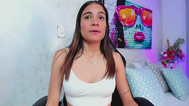 leyah  online show from April 13, 7:07 pm