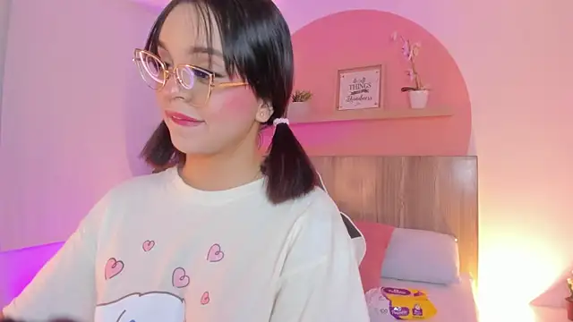 Snapshot of Clara_Luu chatting on June 16, 2:33 am Clara Luu online show from June 16, 2:33 am