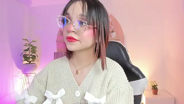 Clara Luu online show from May 10, 3:32 am