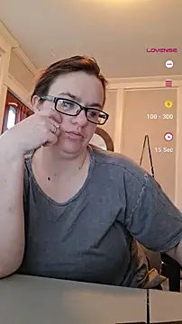 Snapshot of queenpeaches121 chatting on April 2, 11:28 am queenpeaches121 online show from April 2, 11:28 am