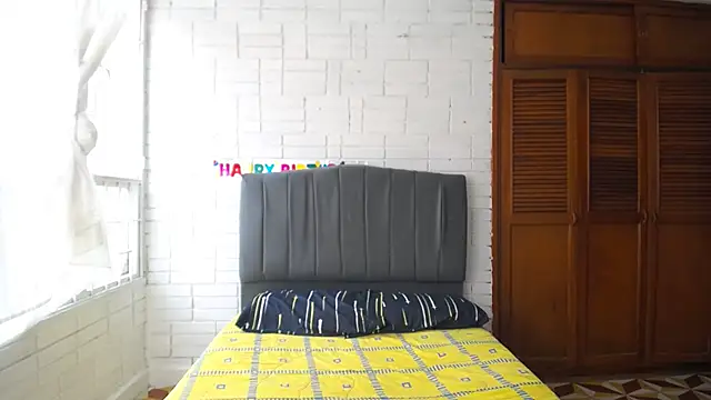 Naia Stant online show from October 24, 6:40 pm