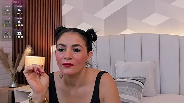 Snapshot of Mommy_Naughty chatting on October 17, 11:12 am Mommy Naughty online show from October 17, 11:12 am