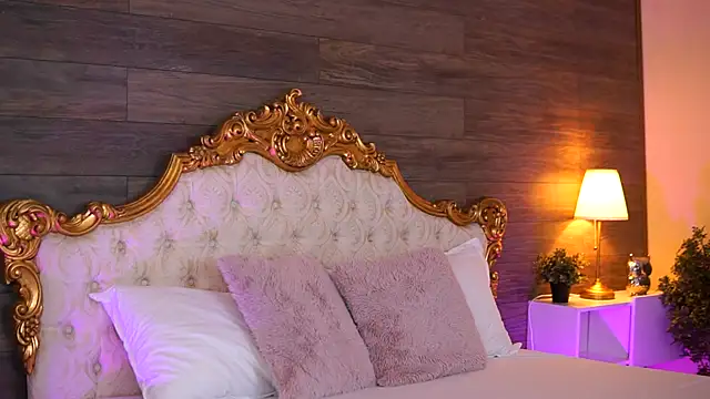 EllieRedd online show from October 13, 9:00 am