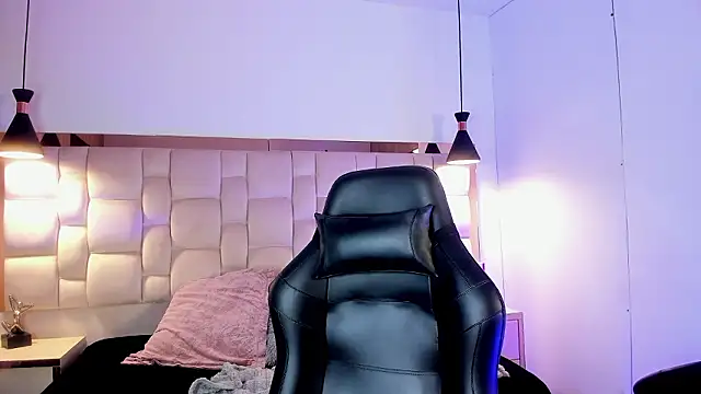 EmmaStonns online show from March 24, 1:11 pm