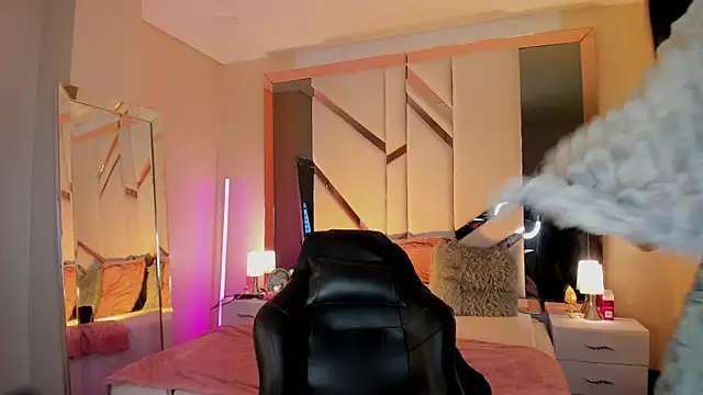 EmmaStonns online show from March 13, 1:05 pm