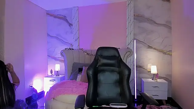 EmmaStonns online show from April 13, 2:32 pm