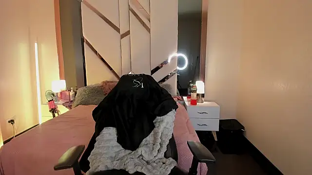 EmmaStonns online show from March 10, 12:42 pm