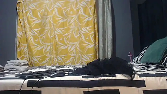 Snapshot of SEXYHUGEASS21 chatting on July 15, 5:47 am SEXYHUGEASS21 online show from July 15, 5:47 am