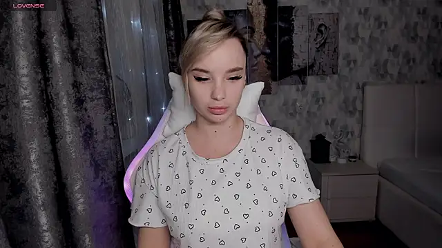 KiraKrox online show from October 30, 9:01 pm