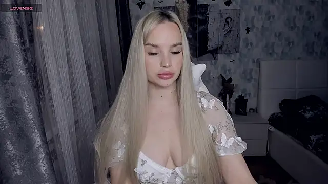 KiraKrox online show from December 15, 8:25 pm