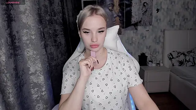 KiraKrox online show from November 3, 7:39 pm