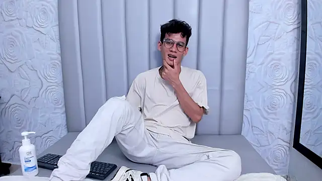 LittleMax23 online show from November 19, 9:04 pm