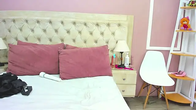 merlyaluna online show from September 29, 2:34 pm