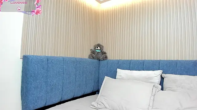 angel ponce online show from April 10, 7:10 pm