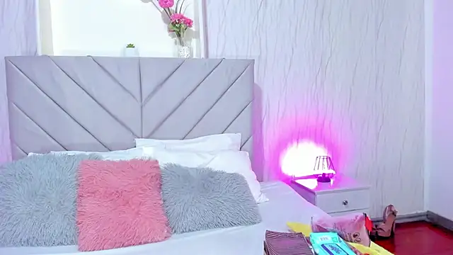 Victoria Guzman online show from October 13, 1:34 pm