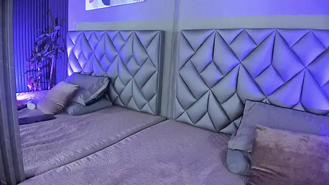 Snapshot of Kitty_Dollyy chatting on November 11, 8:36 pm Kitty Dollyy online show from November 11, 8:36 pm