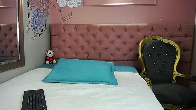 Snapshot of tiiny_emilly chatting on February 13, 7:36 pm tiiny emilly online show from February 13, 7:36 pm