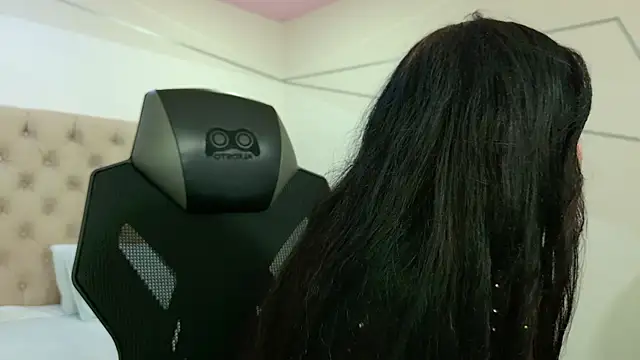 Snapshot of ChannelWhite_ chatting on February 5, 7:53 pm ChannelWhite online show from February 5, 7:53 pm