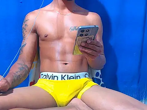 Snapshot of davidcutterr chatting on November 17, 12:25 am davidcutterr online show from November 17, 12:25 am