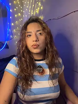 Snapshot of SoftLady_S33 chatting on June 23, 1:47 am SoftLady S33 online show from June 23, 1:47 am