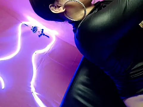 pretty lassy online show from December 18, 2:21 pm