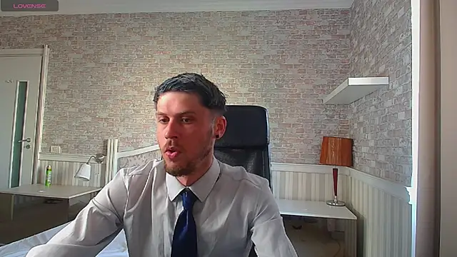 Snapshot of JonahShaw chatting on May 28, 4:42 am JonahShaw online show from May 28, 4:42 am