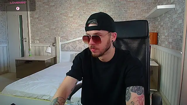Snapshot of JonahShaw chatting on June 15, 4:23 am JonahShaw online show from June 15, 4:23 am