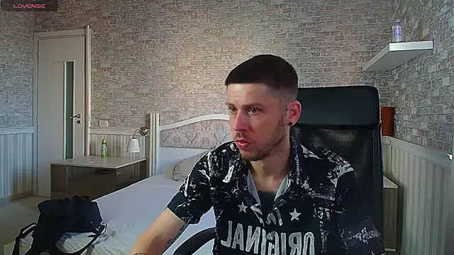 Snapshot of JonahShaw chatting on June 26, 4:29 am JonahShaw online show from June 26, 4:29 am