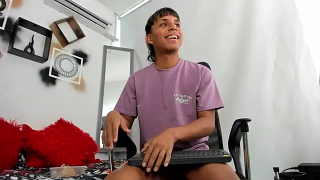 Snapshot of tyler_twink_boy chatting on November 16, 12:54 pm tyler twink boy online show from November 16, 12:54 pm