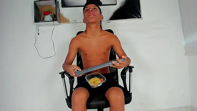 Snapshot of tyler_twink_boy chatting on November 6, 12:31 pm tyler twink boy online show from November 6, 12:31 pm