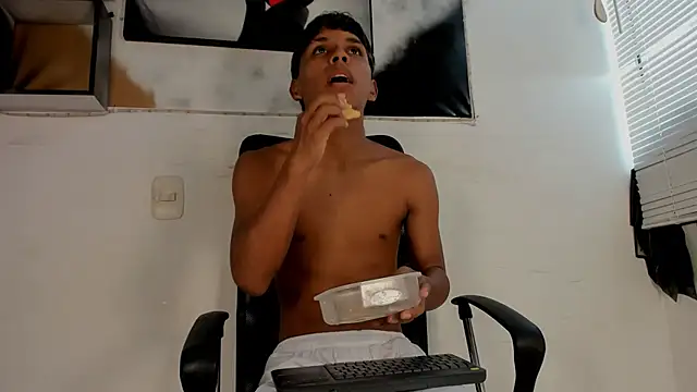 Snapshot of tyler_twink_boy chatting on September 10, 1:21 pm tyler twink boy online show from September 10, 1:21 pm