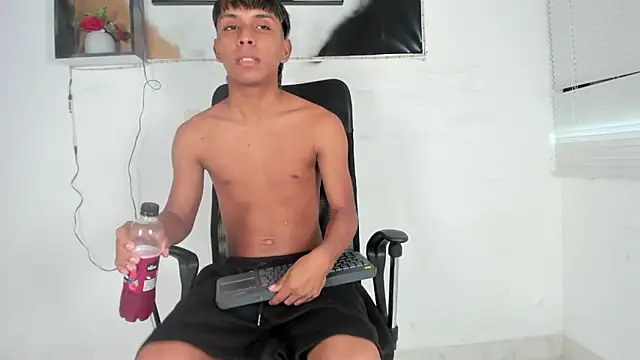 Snapshot of tyler_twink_boy chatting on October 14, 1:01 pm tyler twink boy online show from October 14, 1:01 pm