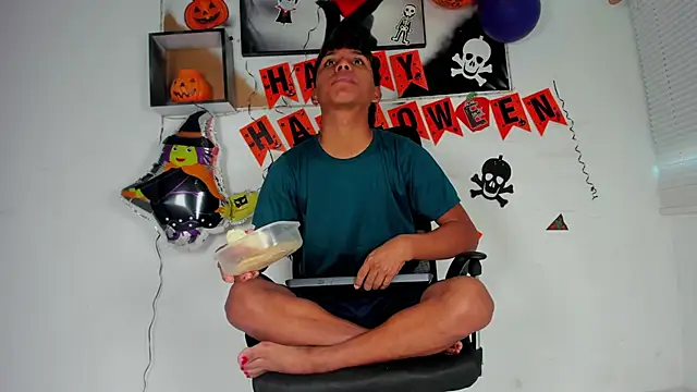 Snapshot of tyler_twink_boy chatting on October 28, 12:26 pm tyler twink boy online show from October 28, 12:26 pm