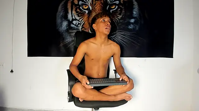 Snapshot of tyler_twink_boy chatting on June 10, 1:56 pm tyler twink boy online show from June 10, 1:56 pm