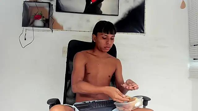 Snapshot of tyler_twink_boy chatting on November 28, 12:38 pm tyler twink boy online show from November 28, 12:38 pm