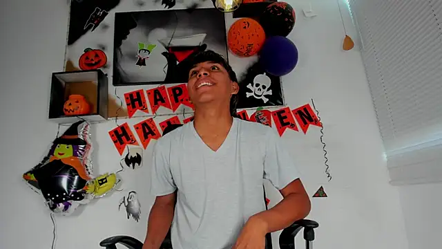 Snapshot of tyler_twink_boy chatting on November 1, 1:05 pm tyler twink boy online show from November 1, 1:05 pm