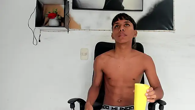 Snapshot of tyler_twink_boy chatting on November 15, 1:04 pm tyler twink boy online show from November 15, 1:04 pm