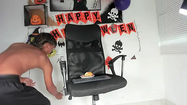 Snapshot of tyler_twink_boy chatting on October 23, 12:48 pm tyler twink boy online show from October 23, 12:48 pm