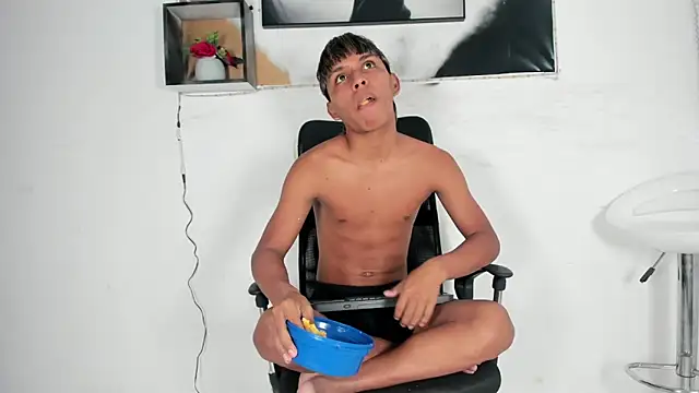 Snapshot of tyler_twink_boy chatting on October 4, 1:23 pm tyler twink boy online show from October 4, 1:23 pm