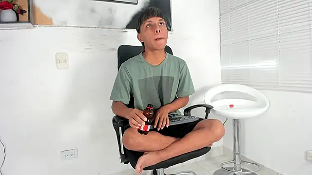 Snapshot of tyler_twink_boy chatting on September 27, 1:06 pm tyler twink boy online show from September 27, 1:06 pm