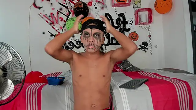 Snapshot of tyler_twink_boy chatting on October 31, 1:19 pm tyler twink boy online show from October 31, 1:19 pm