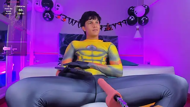 Snapshot of Leo_Savage_ chatting on October 13, 4:25 am Leo Savage online show from October 13, 4:25 am