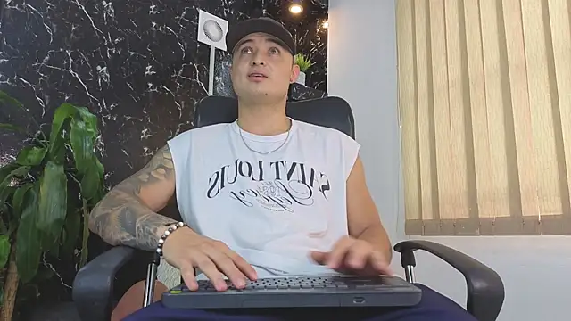 Snapshot of Alexander_ferre chatting on April 28, 1:15 pm Alexander ferre online show from April 28, 1:15 pm