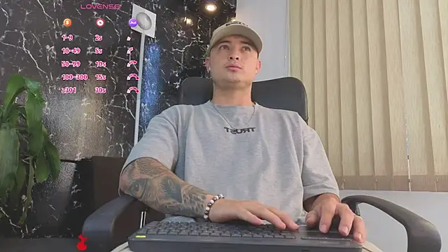 Snapshot of Alexander_ferre chatting on April 22, 1:18 pm Alexander ferre online show from April 22, 1:18 pm