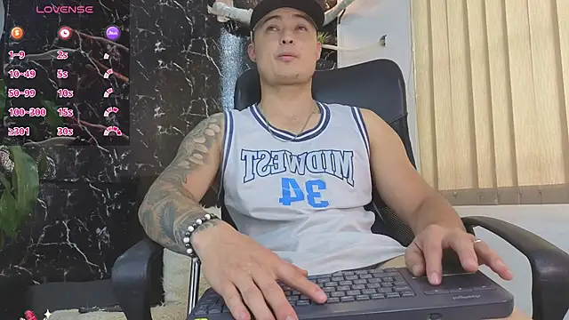 Snapshot of Alexander_ferre chatting on May 26, 12:36 pm Alexander ferre online show from May 26, 12:36 pm