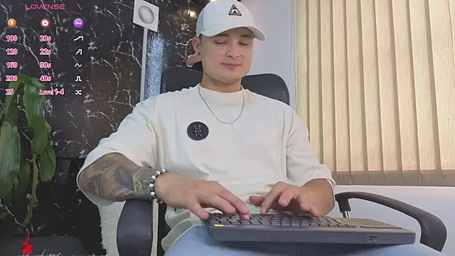 Snapshot of Alexander_ferre chatting on April 24, 1:57 pm Alexander ferre online show from April 24, 1:57 pm