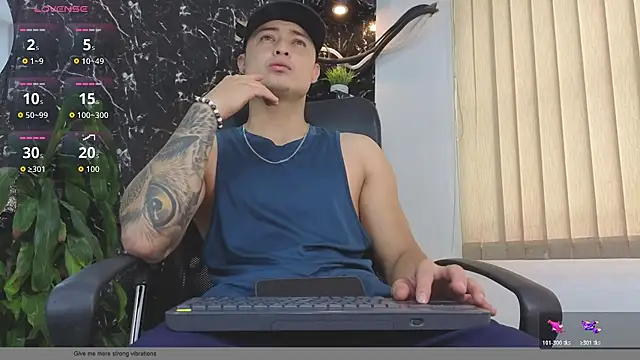 Snapshot of Alexander_ferre chatting on May 12, 12:33 pm Alexander ferre online show from May 12, 12:33 pm