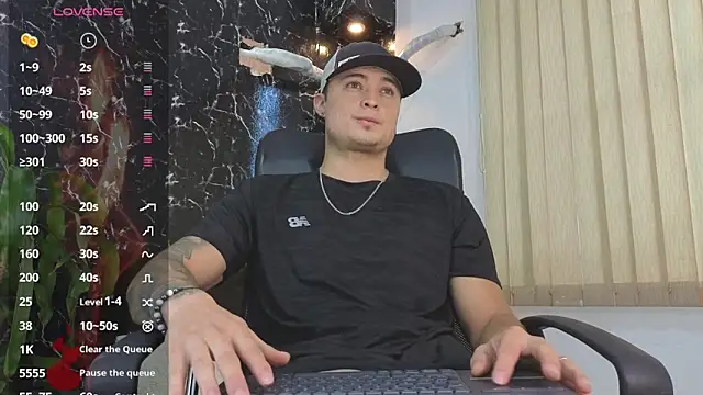Snapshot of Alexander_ferre chatting on May 20, 12:35 pm Alexander ferre online show from May 20, 12:35 pm