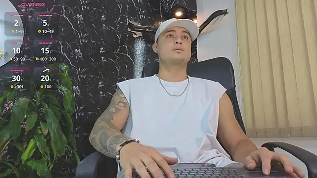 Snapshot of Alexander_ferre chatting on May 13, 12:34 pm Alexander ferre online show from May 13, 12:34 pm
